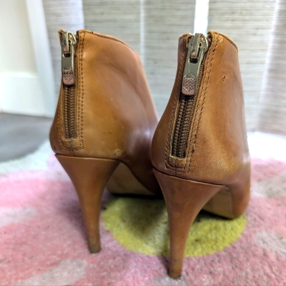 Vince Camuto Peep Toe Zipper Up Caramel Leather Heels - US Women's 8.5 - Picture 10 of 10